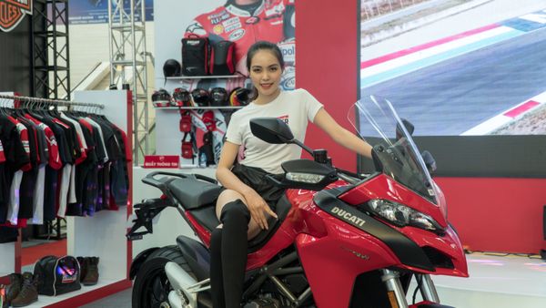 Cô gái giới thiệu mẫu trong triển lãm Vietnam AutoExpo 2018 Cô gái giới thiệu mẫu trong triển lãm Vietnam AutoExpo 2018 - Sputnik Việt Nam