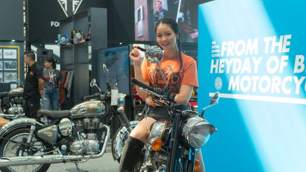Cô gái giới thiệu mẫu trong triển lãm Vietnam AutoExpo 2018 Cô gái giới thiệu mẫu trong triển lãm Vietnam AutoExpo 2018 - Sputnik Việt Nam