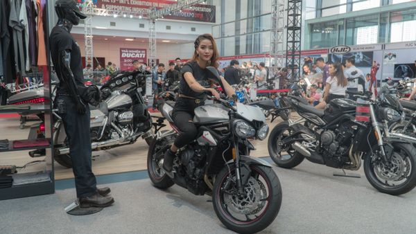 Cô gái giới thiệu mẫu trong triển lãm Vietnam AutoExpo 2018 Cô gái giới thiệu mẫu trong triển lãm Vietnam AutoExpo 2018 - Sputnik Việt Nam