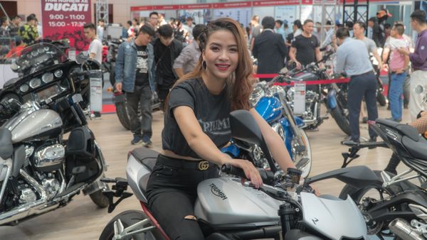 Cô gái giới thiệu mẫu trong triển lãm Vietnam AutoExpo 2018 Cô gái giới thiệu mẫu trong triển lãm Vietnam AutoExpo 2018 - Sputnik Việt Nam