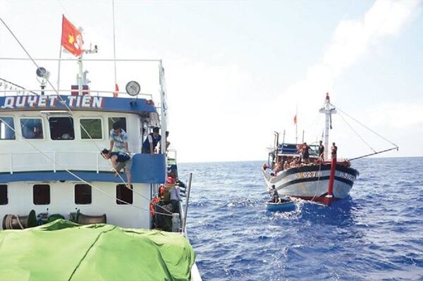 Tàu ngư dân tự bảo vệ nhau ở vùng biển Hoàng Sa - Sputnik Việt Nam