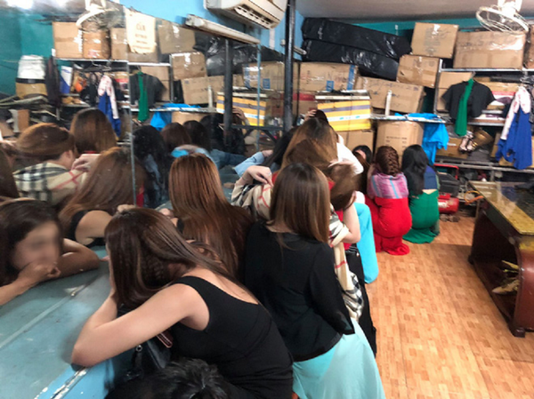 Các nữ tiếp viên trốn trong căn phòng bí mật - Sputnik Việt Nam