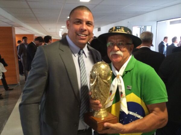 Clovis Fernandes với Ronaldo - Sputnik Việt Nam