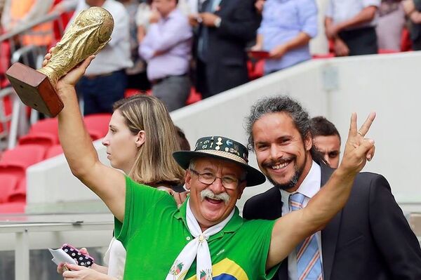 Clovis Fernandes với con trai Frank - Sputnik Việt Nam