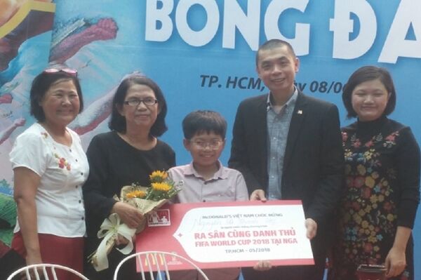 Đại diện Ban tổ chức trao phần thưởng - Sputnik Việt Nam