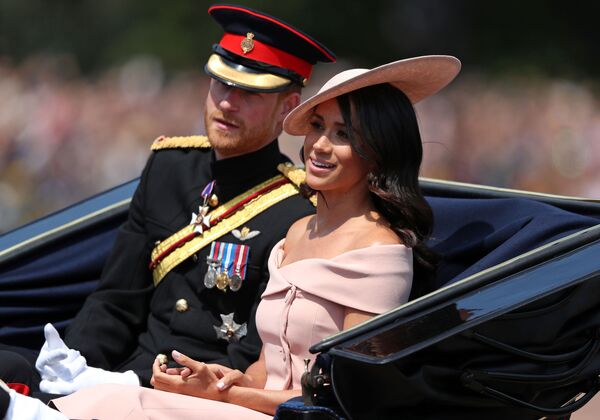 Vợ Hoàng tử Harry Meghan Markle khi trang phục không phù hợp đến dự cuộc duyệt binh Trooping of the Colour - Sputnik Việt Nam