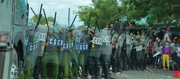 Lực lượng an ninh bị người dân quá khích ném đá tại Phan Rí - Sputnik Việt Nam