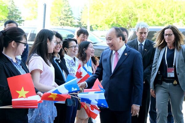 Các sinh viên Việt Nam chào đón Thủ tướng Nguyễn Xuân Phúc. - Sputnik Việt Nam