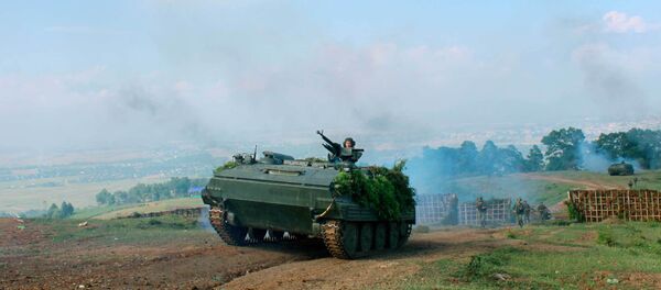 Xe thiết giáp tham gia diễn tập dẫn bộ binh vượt cửa mở đánh chiếm các mục tiêu. Xe thiết giáp tham gia diễn tập dẫn bộ binh vượt cửa mở đánh chiếm các mục tiêu. - Sputnik Việt Nam