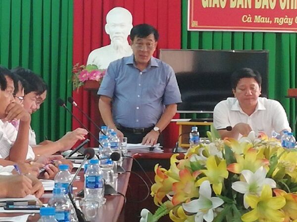 Ông Nguyễn Đức Thánh- Chánh văn phòng UBND tỉnh Cà Mau (người đứng) thông tin vụ việc. - Sputnik Việt Nam