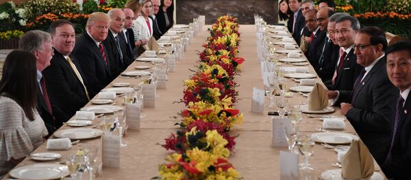 Ông Trump làm việc thông trưa với Thủ tướng Singapore Lý Hiển Long Ông Trump làm việc thông trưa với Thủ tướng Singapore Lý Hiển Long - Sputnik Việt Nam