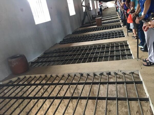 Chứng kiến những chuồng cọp nơi giam giữ những cán bộ, chiến sĩ, chúng tôi chạnh nghĩ nhiều điều. Chứng kiến những chuồng cọp nơi giam giữ những cán bộ, chiến sĩ, chúng tôi chạnh nghĩ nhiều điều. - Sputnik Việt Nam