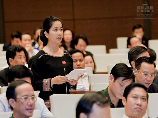 ĐB Quốc hội Ksor H’Bơ Khăp lo lắng về việc đạo đức trong một số bộ phận dân chúng đang xuống cấp. ĐB Quốc hội Ksor H’Bơ Khăp lo lắng về việc đạo đức trong một số bộ phận dân chúng đang xuống cấp. - Sputnik Việt Nam