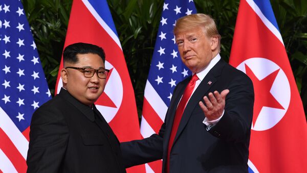 El líder norcoreano Kim Jong-un y el presidente de EEUU, Donald Trump - Sputnik Việt Nam