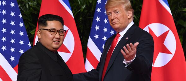 El líder norcoreano Kim Jong-un y el presidente de EEUU, Donald Trump - Sputnik Việt Nam