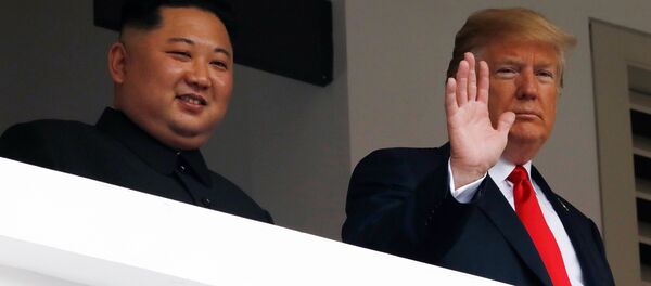 El líder norcoreano Kim Jong-un y el presidente de EEUU, Donald Trump - Sputnik Việt Nam