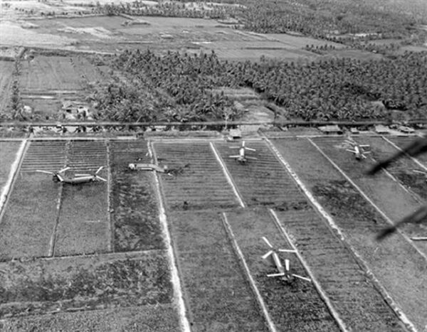 Trực thăng Piasecki CH-21 Shawnee của Mỹ bị lật sau khi đâm vào cọc tre chống đổ bộ - Sputnik Việt Nam