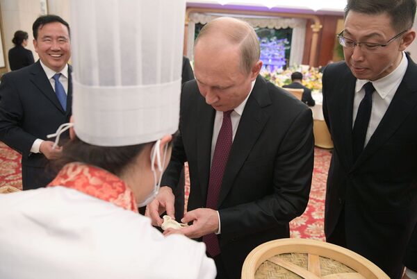 Chiếc pelmeni do Tổng thống Nga Vladimir Putin nặn Chiếc pelmeni do Tổng thống Nga Vladimir Putin nặn - Sputnik Việt Nam