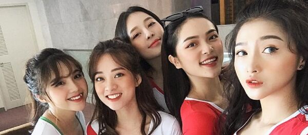 Trong ảnh là Linh Thỏ, Diệu Linh, Trâm Anh, Mai Anh và Đỗ Linh (từ phải qua). Trong ảnh là Linh Thỏ, Diệu Linh, Trâm Anh, Mai Anh và Đỗ Linh (từ phải qua). - Sputnik Việt Nam