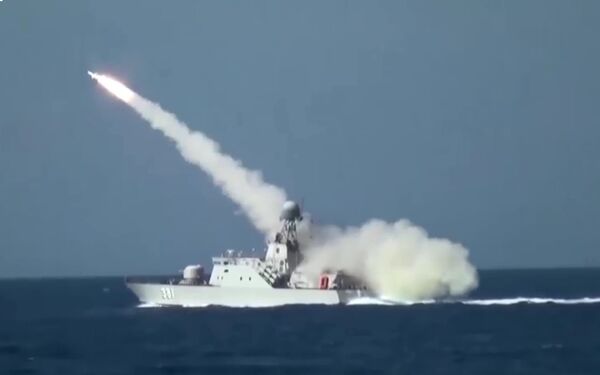 Tàu BPS-500 số hiệu 381 bắn tên lửa Kh-35 Uran-E - Sputnik Việt Nam