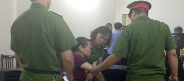 Người phụ nữ ngã quỵ, òa khóc sau khi nhận án tử hình - Sputnik Việt Nam