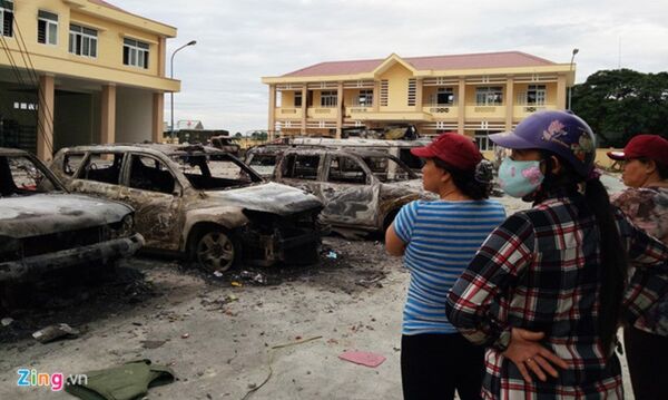 Ôtô tại trụ sở Cảnh sát PCCC tỉnh Bình Thuận bị người quá khích đốt.  - Sputnik Việt Nam