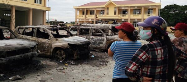 Ôtô tại trụ sở Cảnh sát PCCC tỉnh Bình Thuận bị người quá khích đốt. - Sputnik Việt Nam