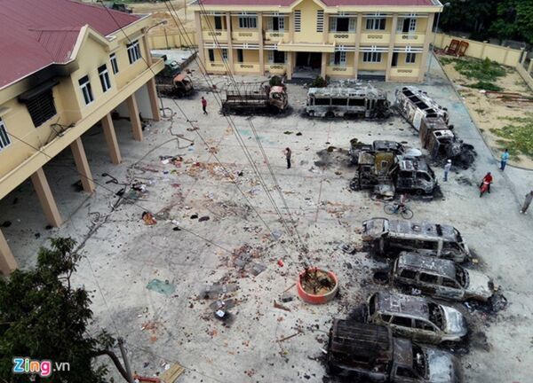 Trụ sở Cảnh sát PCCC tỉnh Bình Thuận bị người quá khích phá hoại.  - Sputnik Việt Nam