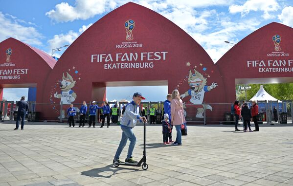 Cậu bé đang đi xe trượt hai bánh tại Festival fan bóng đá World Cup-2018 trong Công viên nghỉ ngơi và văn hóa mang tên V.V. Mayakovski ở thành phố Ekaterinburg - Sputnik Việt Nam