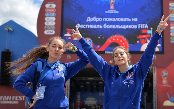 Tình nguyện viên của Festival fan bóng đá World Cup 2018 tại Công viên nghỉ ngơi và văn hóa mang tên V.V. Mayakovski ở thành phố Ekaterinburg - Sputnik Việt Nam