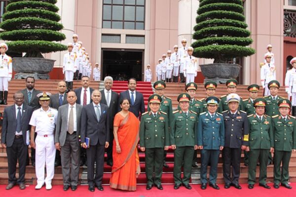 Hai Bộ trưởng chụp ảnh lưu niệm cùng đoàn đại biểu quân sự hai nước - Sputnik Việt Nam