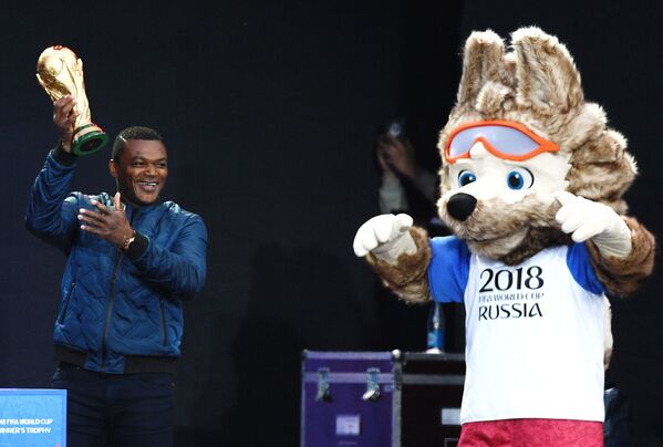 Cầu thủ bóng đá người Pháp Marcel Desailly và chú sói Zabivaka tại Festival fan bóng đá FIFA 2018 trên đồi chim Sẻ ở Matxcơva - Sputnik Việt Nam