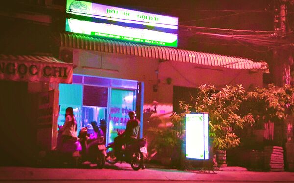 Một số quán đèn mờ khác ở Q2, Q9 mà phóng viên Báo CATP ghi nhận được trong quá trình điều tra Một số quán đèn mờ khác ở Q2, Q9 mà phóng viên Báo CATP ghi nhận được trong quá trình điều tra - Sputnik Việt Nam