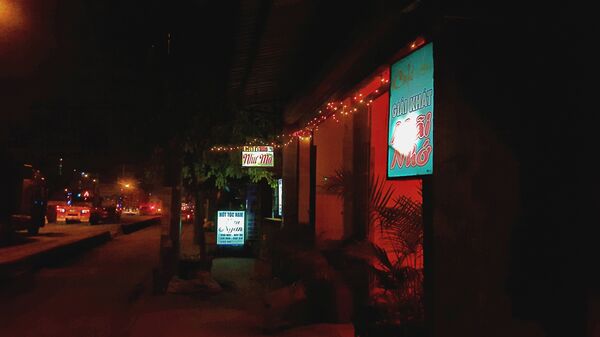 Một số quán đèn mờ khác ở Q2, Q9 mà phóng viên Báo CATP ghi nhận được trong quá trình điều tra  - Sputnik Việt Nam