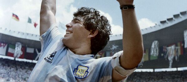 Đội trưởng ĐT Argentina Diego Maradona nâng cao chiếc cúp vàng sau chiến thắng trước đội Tây Đức trong trận chung kết tại World Cup, năm 1986. Đội tuyển Argentina đã từng 2 lần vô địch trong lịch sử World Cup. - Sputnik Việt Nam