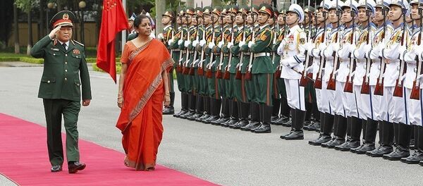 Bộ trưởng Ngô Xuân Lịch và Bộ trưởng Nirmala Sitharaman chụp ảnh chung trước khi vào hội đàm. - Sputnik Việt Nam