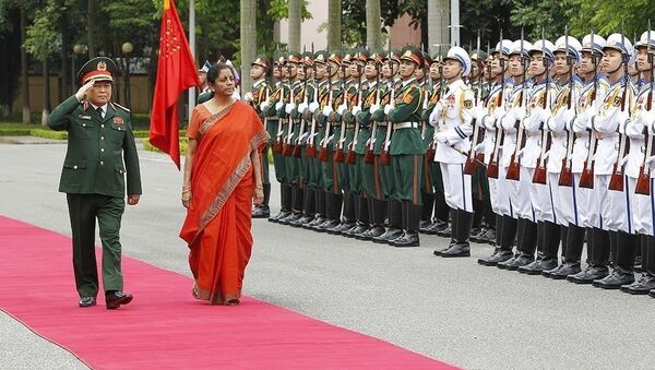 Bộ trưởng Ngô Xuân Lịch và Bộ trưởng Nirmala Sitharaman chụp ảnh chung trước khi vào hội đàm. - Sputnik Việt Nam