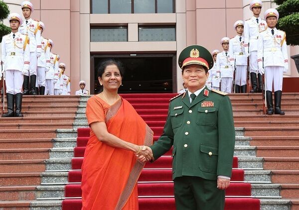 Bộ trưởng Ngô Xuân Lịch và Bộ trưởng Nirmala Sitharaman chụp ảnh chung trước khi vào hội đàm.  - Sputnik Việt Nam