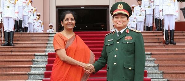 Bộ trưởng Ngô Xuân Lịch và Bộ trưởng Nirmala Sitharaman chụp ảnh chung trước khi vào hội đàm. Bộ trưởng Ngô Xuân Lịch và Bộ trưởng Nirmala Sitharaman chụp ảnh chung trước khi vào hội đàm. - Sputnik Việt Nam