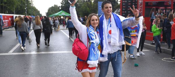 Участники во время Фестиваля болельщиков FIFA Fan Fest 2018 на Воробьевых горах в Москве Участники во время Фестиваля болельщиков FIFA Fan Fest 2018 на Воробьевых горах в Москве - Sputnik Việt Nam