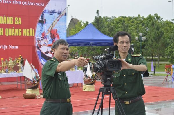 Đại tá Hoàng Ngọc Thanh (trái) và QP Phạm Trung Dũng - Sputnik Việt Nam