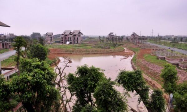 Ngôi nhà mới tại Quốc Oai được cho là dự án đầu tay của Tập đoàn Lã Vọng đến nay vẫn chưa xong. - Sputnik Việt Nam