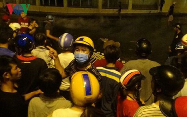 Các đối tượng tham gia gây rối trước trụ sở UBND tỉnh Bình Thuận tối 10/6 - Sputnik Việt Nam