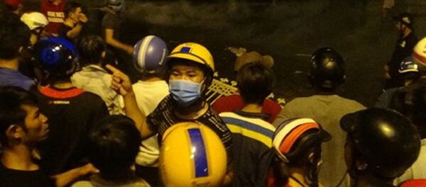 Các đối tượng tham gia gây rối trước trụ sở UBND tỉnh Bình Thuận tối 10/6 - Sputnik Việt Nam