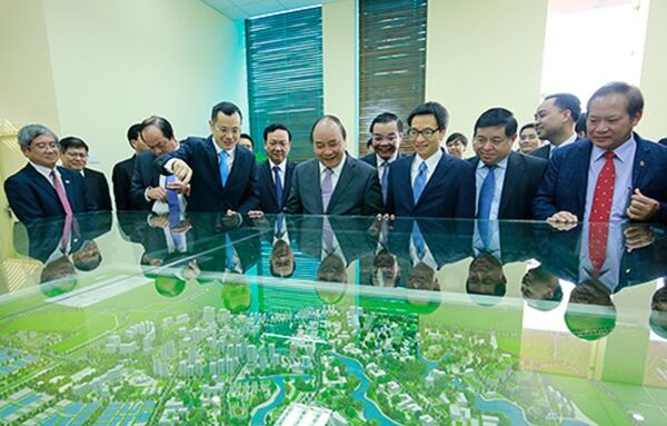 Thủ tướng Nguyễn Xuân Phúc, Phó Thủ tướng Vũ Đức Đam nghe báo cáo về thu hút đầu tư tại Hòa Lạc - Sputnik Việt Nam