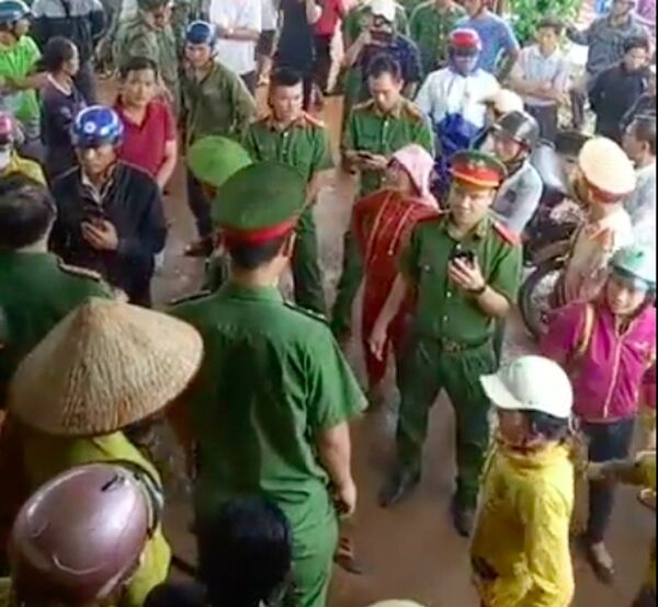 Nhiều đối tượng quá khích, tụ tập tại nhà ông Lương chống đối lực lượng chức năng - Sputnik Việt Nam