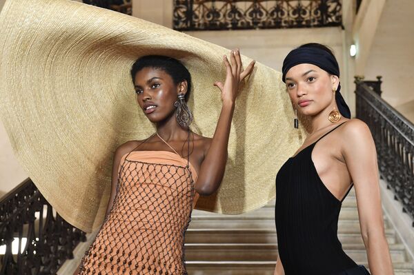Người mẫu tại show Jacquemus  - Sputnik Việt Nam