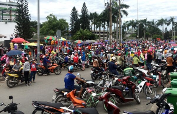 Công nhân tập trung trước Công ty Pouyuen hôm 11/6 - nơi có vụ gây rối an ninh. - Sputnik Việt Nam