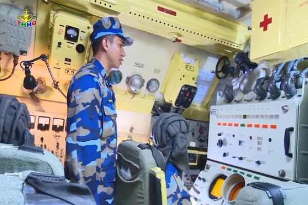 Bên trong cabin điều khiển của xe mang phóng tự hành tổ hợp tên lửa bờ 4K51 Rubezh - Sputnik Việt Nam