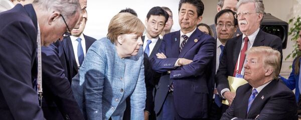 Thủ tướng Đức Angela Merkel nói chuyện với Tổng thống Mỹ Donald Trump trong hội nghị thượng đỉnh G-7 ở Canada - Sputnik Việt Nam